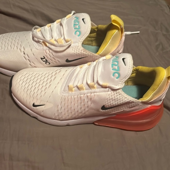 Women’s Nike Air Max 270 Black Bright Crimson size 10 - Picture 1 of 7